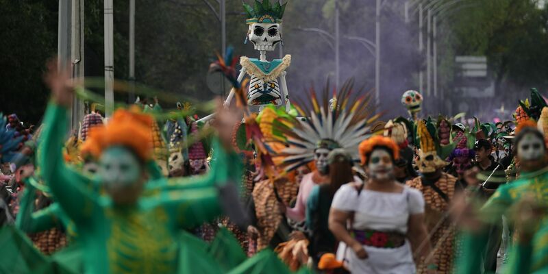 Die Parade ist einem Umzug nachempfunden, der im James-Bond-Film «Spectre» von 2015 zu sehen war. - Foto: Claudia Rosel/AP/dpa