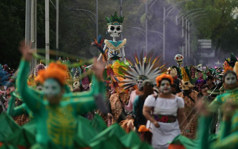 Die Parade ist einem Umzug nachempfunden, der im James-Bond-Film «Spectre» von 2015 zu sehen war. - Foto: Claudia Rosel/AP/dpa