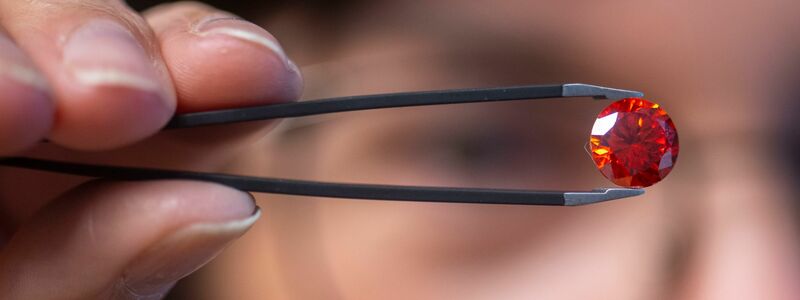 Diese Schmuckstücke sind günstiger als künstliche Diamanten. (Archivbild) - Foto: Harald Tittel/dpa