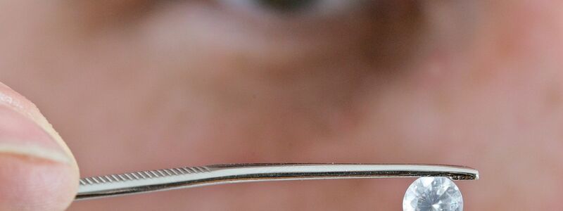 In zwei Bundesländern ist es erlaubt, einen Teil der Totenasche zu einem Diamanten zu verarbeiten. (Archivbild) - Foto: picture alliance / dpa