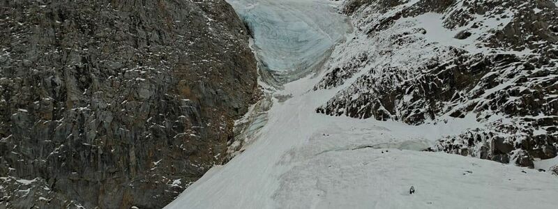 Die Urlauber wurden beim Aufstieg zur mehr als 3.500 Meter hohen Vertainspitze von der Schneelawine erfasst. - Foto: -/italienische Bergrettung/dpa