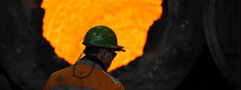 Branche in der Krise: Gestiegene Energiepreise, Billigimporte vor allem aus China, Kosten für den Umbau hin zu einer klimafreundlicheren Stahlproduktion sowie hohe US-Zölle bereiten der Stahlindustrie Probleme. (Archivbild) - Foto: Sebastian Kahnert/dpa