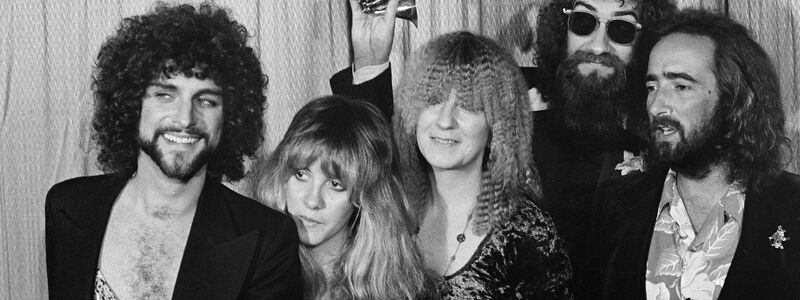 Lindsey Buckingham (l-r), Stevie Nicks, Christine McVie, Mick Fleetwood und John McVie, Mitglieder der Rockgruppe Fleetwood Mac, posieren mit ihrem Grammy Award für das Album des Jahres «Rumours».  - Foto: Richard Drew/AP/dpa