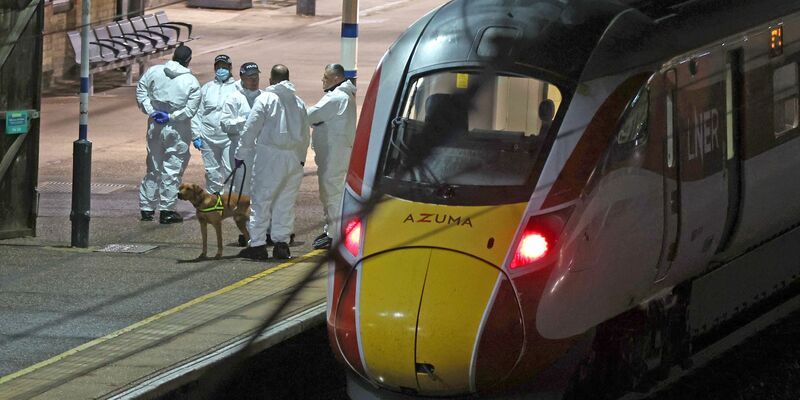 Ein Mitarbeiter der Bahn wurde bei dem Angriff zum Helden. - Foto: Chris Radburn/PA Wire/dpa