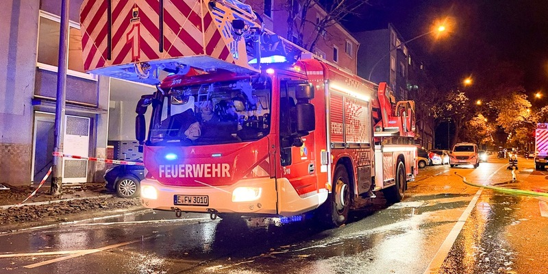FW-E: Dachstuhlbrand in Mehrfamilienhaus - Feuerwehr Essen über Stunden im Einsatz - Foto: presseportal.de