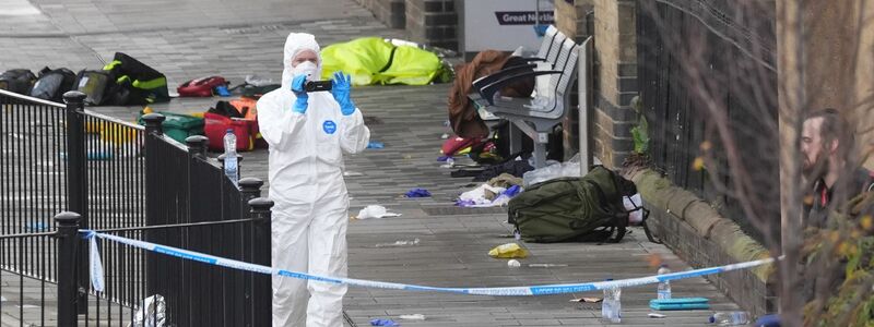 Zwei Menschen sind nach der Attacke in einem Zug weiter in Lebensgefahr.  - Foto: Joe Giddens/PA Wire/dpa