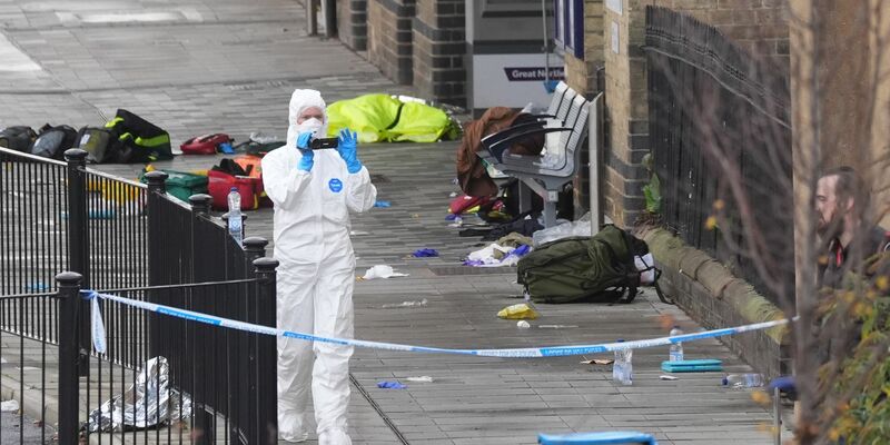 Der Schock über den Messerangriff sitzt tief, doch erste Verletzte konnten das Krankenhaus wieder verlassen. - Foto: Joe Giddens/PA Wire/dpa