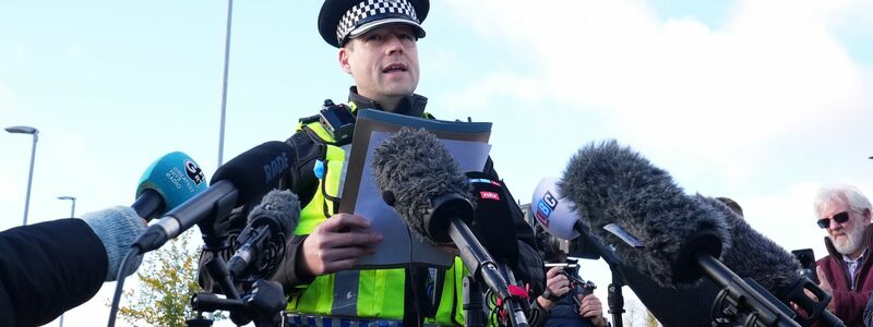Superintendent John Loveless informiert über den neuen Ermittlungsstand. - Foto: Kirsty Wigglesworth/AP/dpa