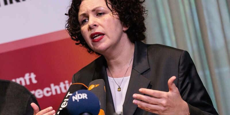 Co-Chefin Amira Mohamed Ali lässt offen, ob sie weiterhin an der Parteispitze stehen will. - Foto: Carsten Koall/dpa