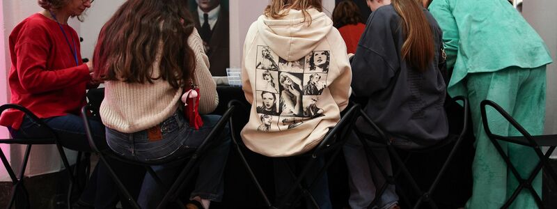 Im Foyer des Museums läuft Popmusik, während Fans Freundschaftsbändchen knüpfen. - Foto: Hannes P. Albert/dpa
