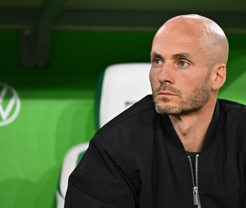 Bleibt vorerst Wolfsburg-Trainer: Der Niederländer Paul Simonis. - Foto: Swen Pförtner/dpa