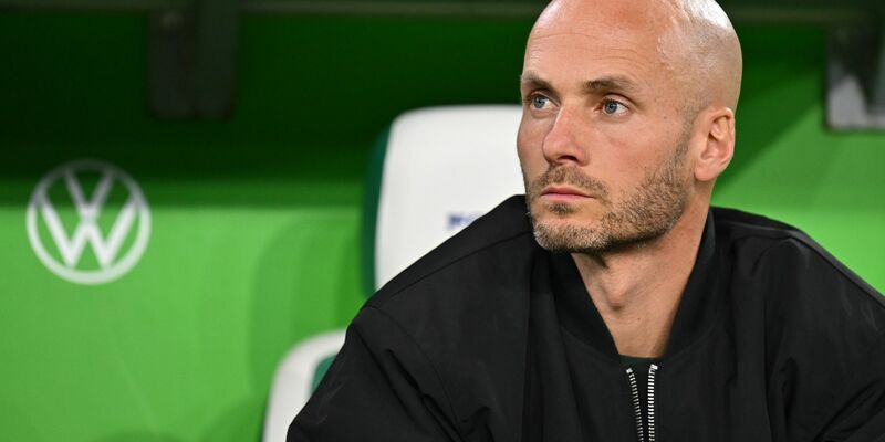 Bleibt vorerst Wolfsburg-Trainer: Der Niederländer Paul Simonis. - Foto: Swen Pförtner/dpa