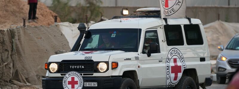 Die Hamas hat Rot-Kreuz-Mitarbeitern erneut eine Leiche übergeben. (Archivbild) - Foto: Abdel Kareem Hana/AP/dpa