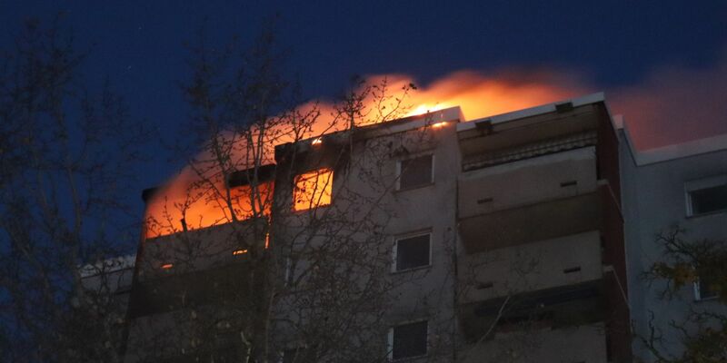 Warum der Brand ausbrach, war zunächst nicht klar. (Symbolbild) - Foto: Rene Priebe/PR-Video/dpa