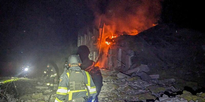 Die Region Sumy ist immer wieder Ziel russischer Angriffe. (Archivbild) - Foto: Uncredited/Ukrainian Emergency Service/dpa
