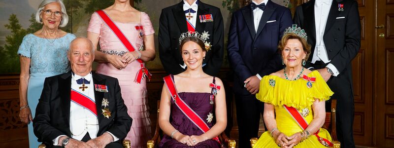 Auf dem Familienfoto zum 18. Geburtstag von Ingrid Alexandra aus dem Jahr 2022 ist hinten rechts auch Marius Borg Høiby zu sehen. (Archivbild) - Foto: Lise Åserud/NTB/dpa