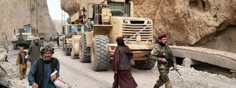 Die Aufräumarbeiten lauf auf Hochtouren.  - Foto: M. Fardin Nawrozai/XinHua/dpa
