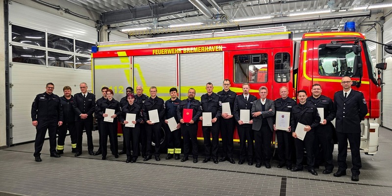 FW Bremerhaven: Beförderungen und Ehrungen bei den Freiwilligen Feuerwehren in Bremerhaven - Foto: presseportal.de