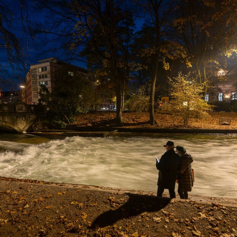 Kein Surfer auf dem Münchner Eisbach - denn die bekannte Welle funktioniert nicht mehr. Die Surfer rätseln über die Gründe. (Archivbild) - Foto: Peter Kneffel/dpa