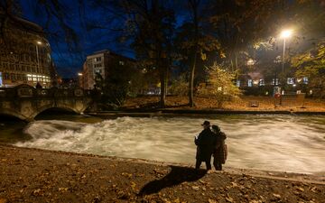 Offiziell bleibt das Surfen verboten. - Foto: Peter Kneffel/dpa