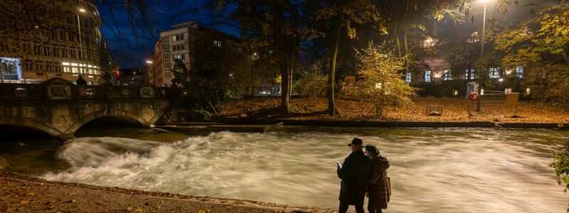 Kein Surfer auf dem Münchner Eisbach - denn die bekannte Welle funktioniert nicht mehr. Die Surfer rätseln über die Gründe. (Archivbild) - Foto: Peter Kneffel/dpa