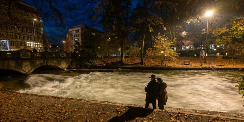 Offiziell bleibt das Surfen verboten. - Foto: Peter Kneffel/dpa