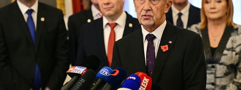 Andrej Babis (M), tschechischer Milliardär und Gründer der Partei ANO, stellt mit den Vorsitzenden der ultrarechten Freiheit und direkte Demokratie (SPD) und der Autofahrerpartei Motoristen einen Koalitionsvertrag vor. - Foto: Šimánek Vít/CTK/dpa