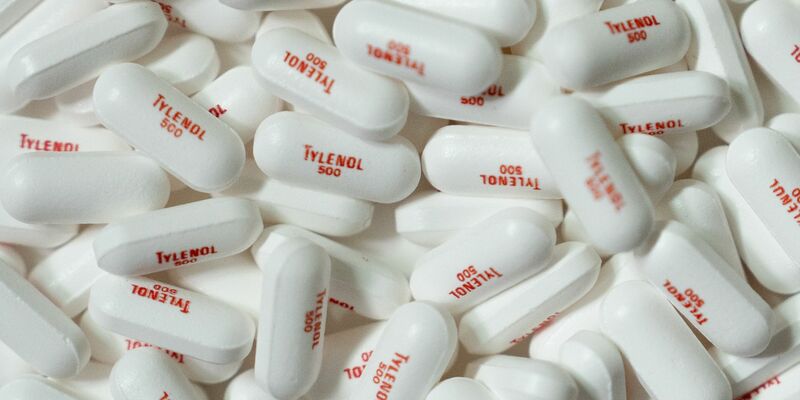 US-Präsident Donald Trump brachte das Kenvue-Medikament Tylenol mit Autismus in Verbindung. Experten widersprechen ihm. - Foto: Jae C. Hong/AP/dpa