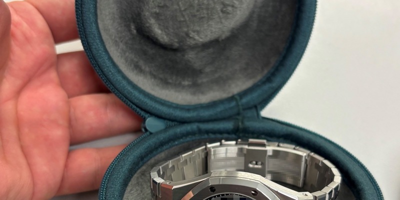 HZA-S: Zoll stoppt Schmuggel teurer Uhr - Foto: presseportal.de