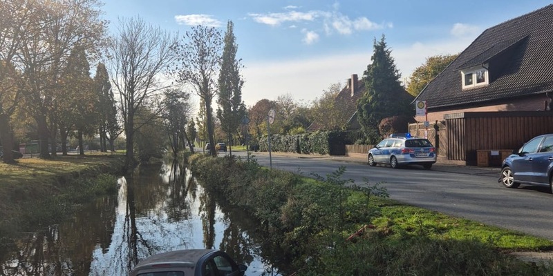 POL-STD: 81-jährige Autofahrerin landet im Alten Land im Fleth - Fahrerin mit Hilfe von Anwohnern gerettet, Unbekannte brechen Baucontainer in Wohlerst auf und entwenden Werkzeuge, Maschinen und Diesel - Foto: presseportal.de
