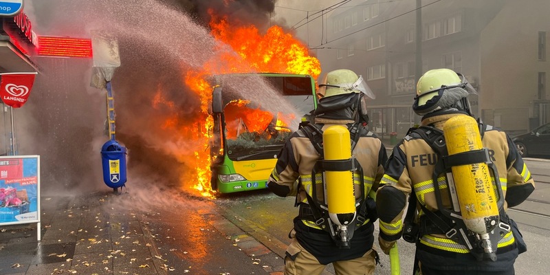 FW-E: Linienbus brennt vollständig aus - Flammen drohten auf Wohnhaus überzugreifen - Foto: presseportal.de