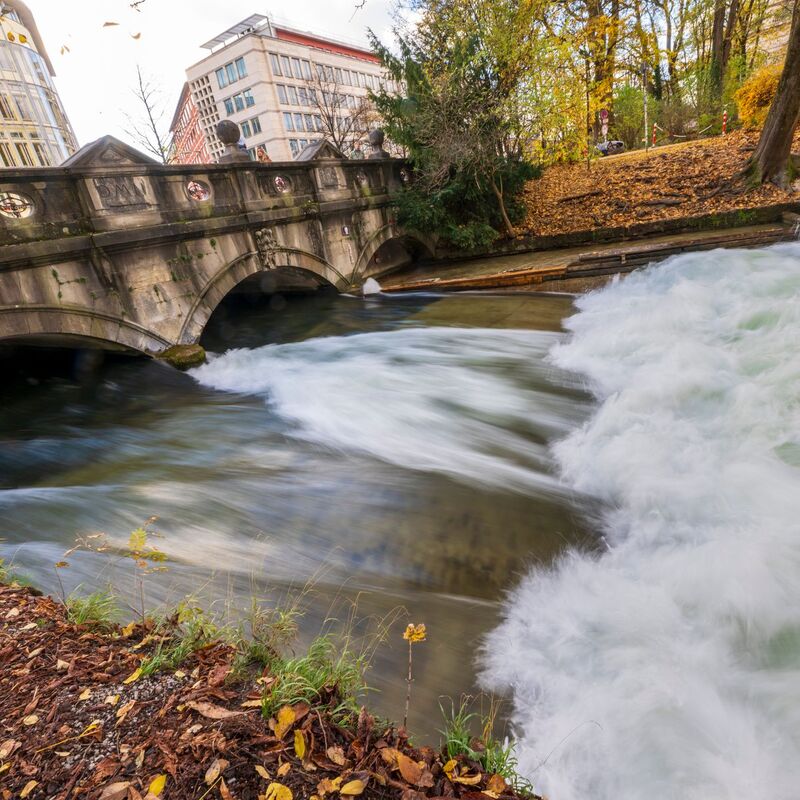 Mitarbeiter der Helmut-Schmidt-Universität aus Hamburg, Fachrichtung Wasserbau, vermessen mit speziellen Geräten den Strömungsverlauf und den Untergrund der Eisbachwelle im Englischen Garten. - Foto: Peter Kneffel/dpa