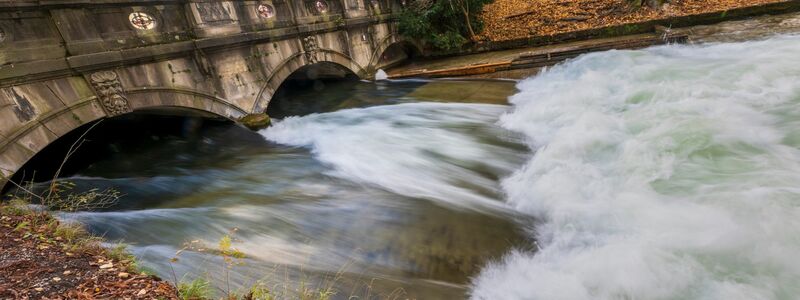 Die berühmte Eisbachwelle in München baut sich nicht mehr auf. Surfen ist dort zurzeit unmöglich. - Foto: Peter Kneffel/dpa
