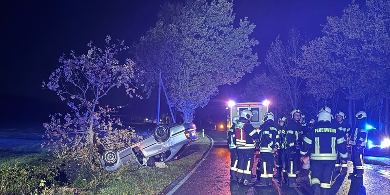 FW-AUR: Betriebsstoffe aus überschlagenem PKW ausgetreten - Foto: presseportal.de