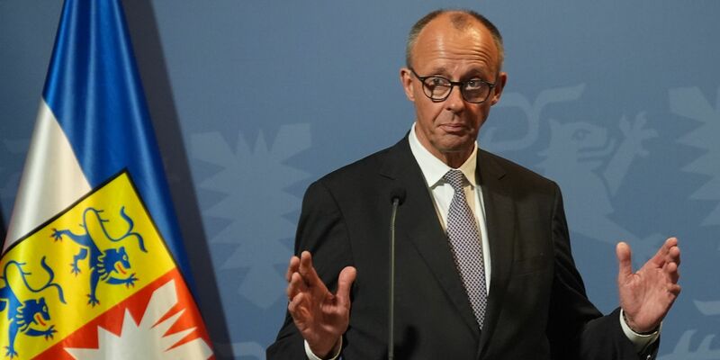 Merz äußert sich in Husum deutlich zum Thema Abschiebungen nach Syrien. - Foto: Marcus Brandt/dpa