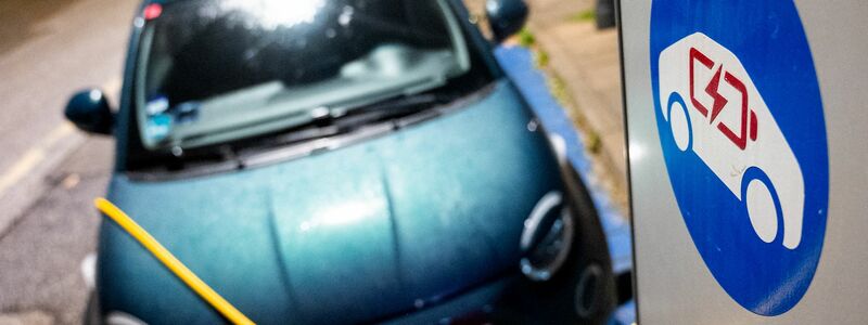 Die Verfügbarkeit von Ladepunkten für E-Auto-Besitzer variiert in den Bundesländern stark. (Archivbild) - Foto: Daniel Bockwoldt/dpa