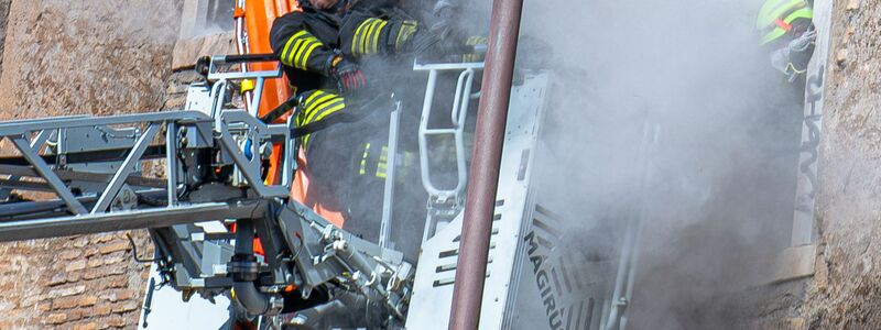Mehrere Bauarbeiter wurden unter den Trümmern verschüttet. - Foto: Domenico Stinellis/AP/dpa