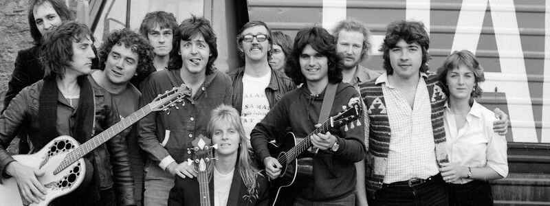 Undatiertes Foto von Paul McCartney (Mitte links), neben seiner Frau Linda, mit den Bandkollegen von Wings. - Foto: Heather McCartney//Mpl Communicat via PA Media/dpa