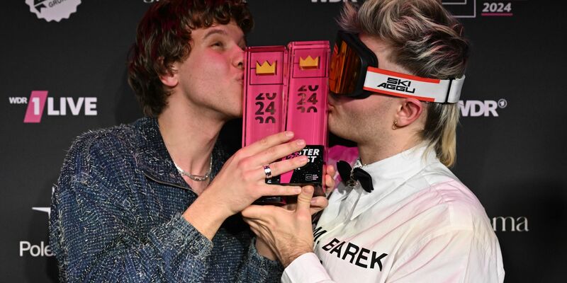 Räumten schon 2024 ab und können wieder auf eine Krone hoffen: die Musiker Zartmann und Ski Aggu.  - Foto: David Inderlied/dpa