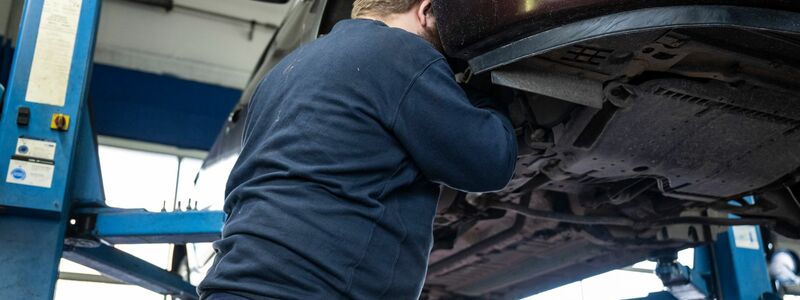 Die Preise für Autoreparaturen haben deutlich angezogen. (Archivbild) - Foto: Hannes P Albert/dpa