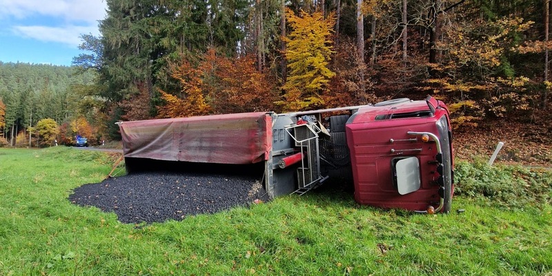 LPI-SLF: Lkw kommt von Straße ab und kippt um. - Foto: presseportal.de