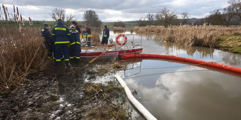 Bei Unfällen gelangen immer wieder Schadstoffe ins Wasser. (Symbolbild) - Foto: Thomas Frey/dpa