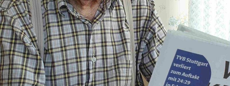 Karl Haidle sitzt an seinem 104. Geburtstag an einem Tisch und liest Zeitung. - Foto: Sebastian Striebich/ZVW/dpa