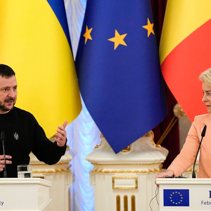 Will einen schnellen EU-Beitritt: Der ukrainische Präsident Wolodymyr Selenskyj, hier bei einer Pressekonferenz mit EU-Kommissionspräsidentin Ursula von der Leyen. (Archivbild) - Foto: Efrem Lukatsky/AP/dpa
