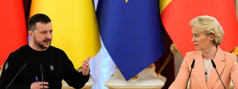 Will einen schnellen EU-Beitritt: Der ukrainische Präsident Wolodymyr Selenskyj, hier bei einer Pressekonferenz mit EU-Kommissionspräsidentin Ursula von der Leyen. (Archivbild) - Foto: Efrem Lukatsky/AP/dpa