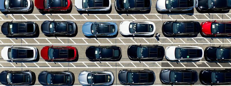 Tesla-Fahrzeuge stehen auf einem Firmengelände in Kalifornien. (Archivbild) - Foto: Noah Berger/FR34727 AP/AP/dpa