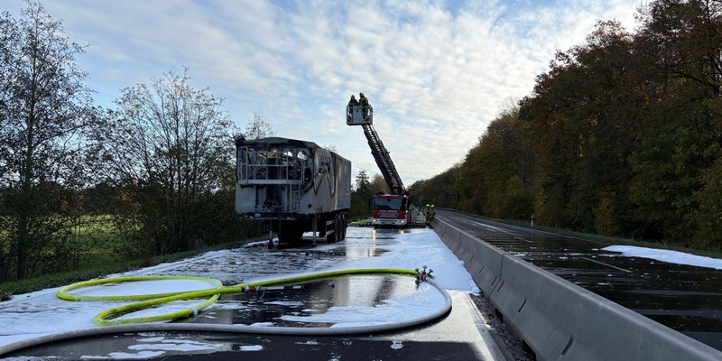 POL-DEL: Autobahnpolizei Ahlhorn: Brand eines Sattelaufliegers auf der Bundesstraße 75 +++ Vollsperrung der Bundesstraße in beide Richtungen - Foto: presseportal.de