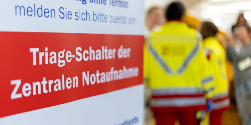 In manchen Notsituationen müssen Ärzte entscheiden, wer zuerst behandelt wird. (Archivbild) - Foto: Daniel Karmann/dpa