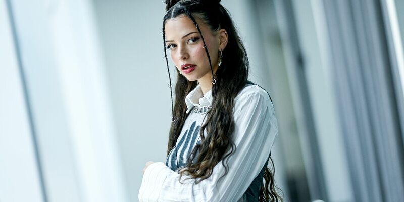 Ein Arzt habe ihr davon abgeraten, auf die Bühne zu gehen, sagte Sängerin Nina Chuba. (Archivbild) - Foto: Britta Pedersen/dpa