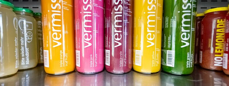 «Vermisst» steht groß auf den Smoothie-Flaschen von True Fruits - auf der Rückseite wird mit Fotos nach zwei seit Jahren vermissten Personen gesucht. - Foto: Benjamin Westhoff/dpa